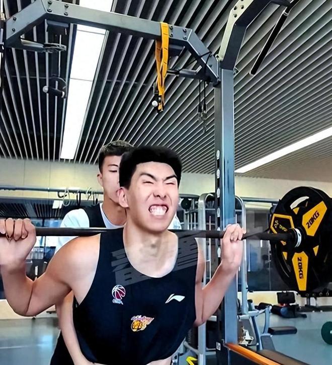 尼克斯迎赛点利好!马刺替补中锋出战成疑,文班亚马要独自扛内线