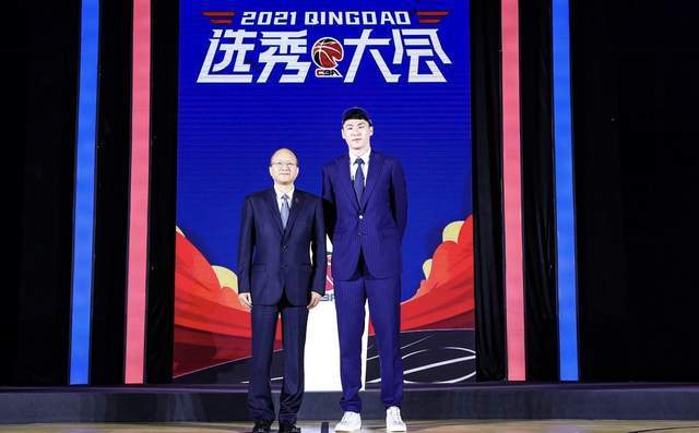 真离谱啊！华为三折叠被骂上天，苹果一出折叠屏，中文互联网竟然对折叠屏的评价逆转了！