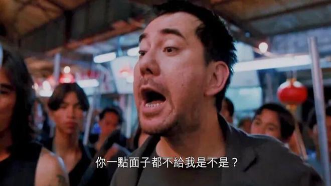 苹果首款折叠机对决三星Fold8，折痕谁更隐形？