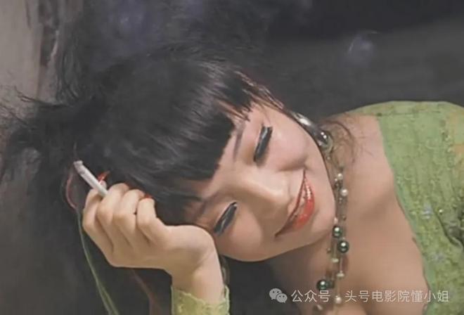张铁林聚餐照曝光！叼大烟斗，桌上摆满老北京铜锅涮肉
