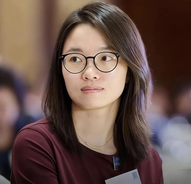 这跟不穿有什么区别?35岁女星直播穿搭引争议,大露背副乳险走光
