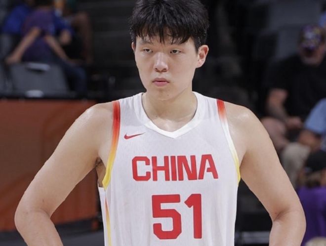 王菲现身那英演唱会,和王凯童瑶在同一包厢,边聊边抽电子烟