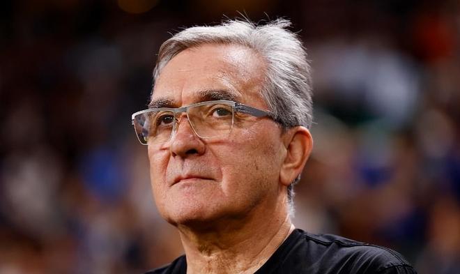 62岁马云现身NBA中国赛!猛拍成龙大腿 与贝克汉姆蔡崇信热聊