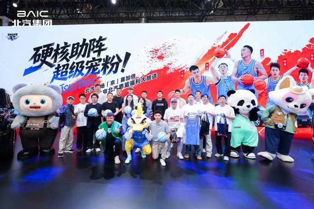 “充电媛”引港媒关注，美女深夜充电桩旁徘徊，疑为车主提供“等待陪伴”