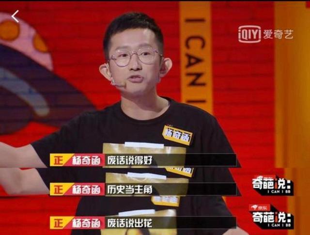 基因强大！撒贝宁与混血儿子街头出游，父子眉眼如出一辙