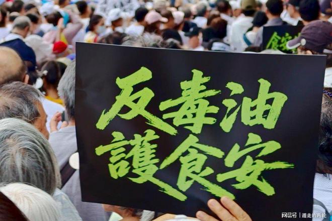 太萌了吧!王虹一张早年巴黎综合理工学院晚宴旧照被扒,身着法式军校礼服,与男同学合影留念