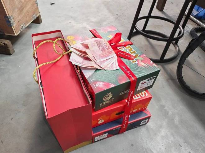 伤害性不大侮辱性极强!凯特戴旧项链艳压卡米拉,威廉连老婆的手都牵不到