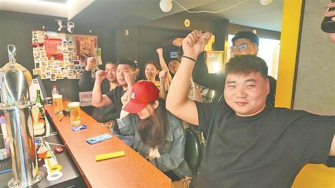 貌合神离!55岁钟丽缇胖到认不出,骑行李箱快200斤,张伦硕全程黑脸