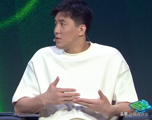 当选MVP!C罗眼含热泪:身穿若塔21号球衣谢场 手指天空告慰好兄弟
