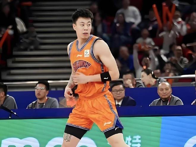 第10届杨浦区足球超级联赛开幕，四平路街道主场4:0零封对手开门红